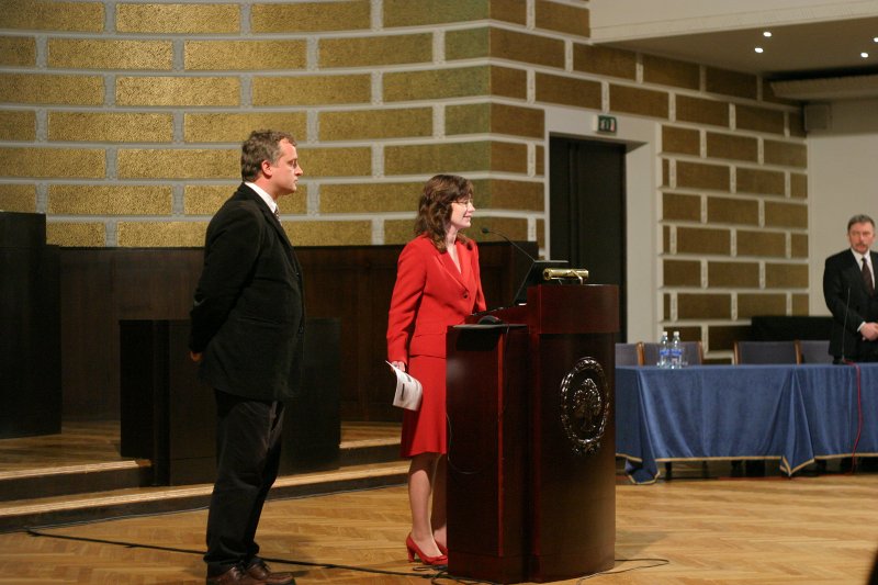 Latvijas Universitātes 65.konference. Plenārsēde 'Drošība - neatkarības garants'. No kreisās: prof. Guntis Bārzdiņš un doktorante Ilze Murāne.