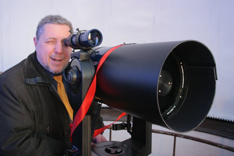 Jaunā teleskopa Meade Schmidt-Cassegrain LX90GPS 8' atklāšana LU Astronomiskajā tornī. Ilgonis Vilks, LU Astronomijas institūta pētnieks.