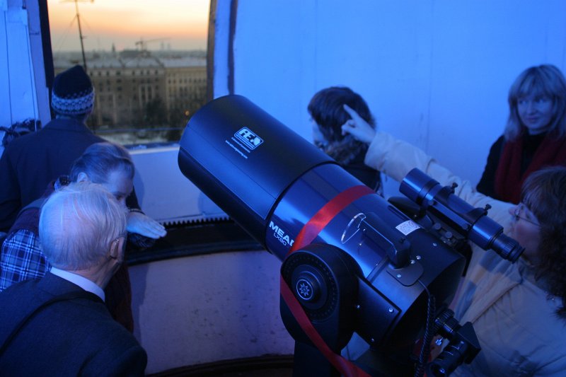 Jaunā teleskopa Meade Schmidt-Cassegrain LX90GPS 8' atklāšana LU Astronomiskajā tornī. 