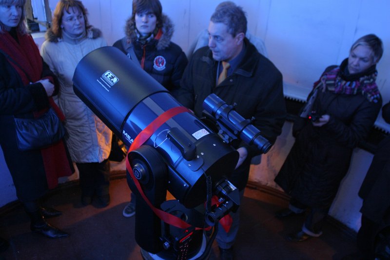 Jaunā teleskopa Meade Schmidt-Cassegrain LX90GPS 8' atklāšana LU Astronomiskajā tornī. Vidū - Ilgonis Vilks, LU Astronomijas institūta pētnieks.
