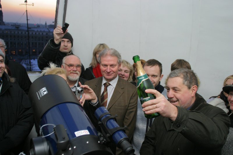 Jaunā teleskopa Meade Schmidt-Cassegrain LX90GPS 8' atklāšana LU Astronomiskajā tornī. LU Astronomijas institūta pētnieks Ilgonis Vilks 'iesvēta' teleskopu ar šampanieti.