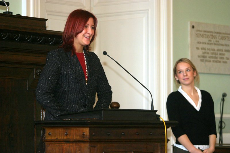Studentu mīļāko profesoru sveikšana. No kreisās: Vita Duka, LUSP priekšsēdētāja; Ilze Klepere, LUSP Kultūras komisijas vadītāja.