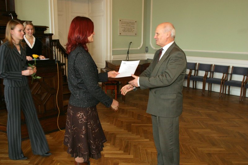 Studentu mīļāko profesoru sveikšana. No kreisās: LUSP priekšēdētāja Vita Duka pasniedz Augsti godātā studentu TOP profesora 2007 diplomu profesoram Andrim Zicmanim.