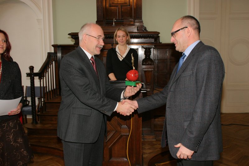 Studentu mīļāko profesoru sveikšana. No kreisās: LU rektors Ivars Lācis pasniedz 2007. gada studentu TOP profesora balvu profesoram Gvido Straubem.