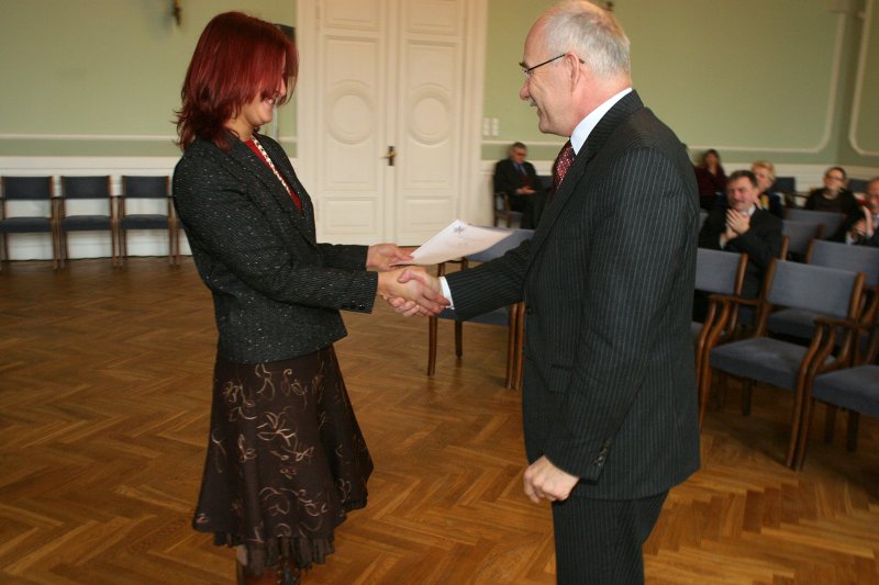 Studentu mīļāko profesoru sveikšana. No kreisās: LUSP priekšēdētāja Vita Duka pasniedz atzinības rakstu LU rektoram Ivaram Lācim.