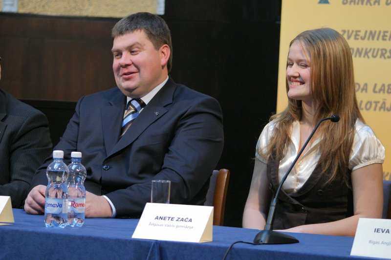 Ēnu dienas preses konference. No kreisās: 
Aigars Kalvītis, LR Ministru prezidents; 
Anete Zača, Jelgavas Valsts ģimnāzijas skolniece, Aigara Kalvīša 'ēna'.