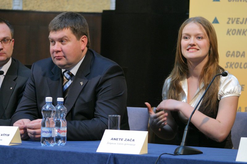 Ēnu dienas preses konference. No kreisās: 
Aigars Kalvītis, LR Ministru prezidents; 
Anete Zača, Jelgavas Valsts ģimnāzijas skolniece, Aigara Kalvīša 'ēna'.