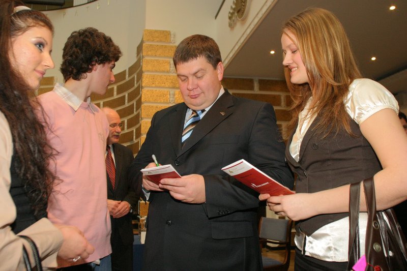 Ēnu dienas preses konference. No labās: 
Anete Zača, Jelgavas Valsts ģimnāzijas skolniece, Aigara Kalvīša 'ēna'; 
Aigars Kalvītis, LR Ministru prezidents.