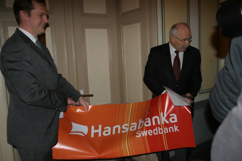 Hansabankas jauniešu programmas 'Open' vārdā nosauktās auditorijas svinīgā atklāšana. No kreisās: Māris Avotiņš, AS 'Hansabanka' valdes priekšsēdētājs; Ivars Lācis, LU rektors.