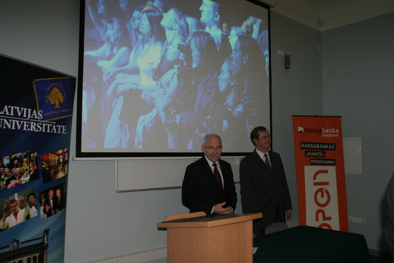 Hansabankas jauniešu programmas 'Open' vārdā nosauktās auditorijas svinīgā atklāšana. No kreisās: Ivars Lācis, LU rektors; Māris Avotiņš, AS 'Hansabanka' valdes priekšsēdētājs.