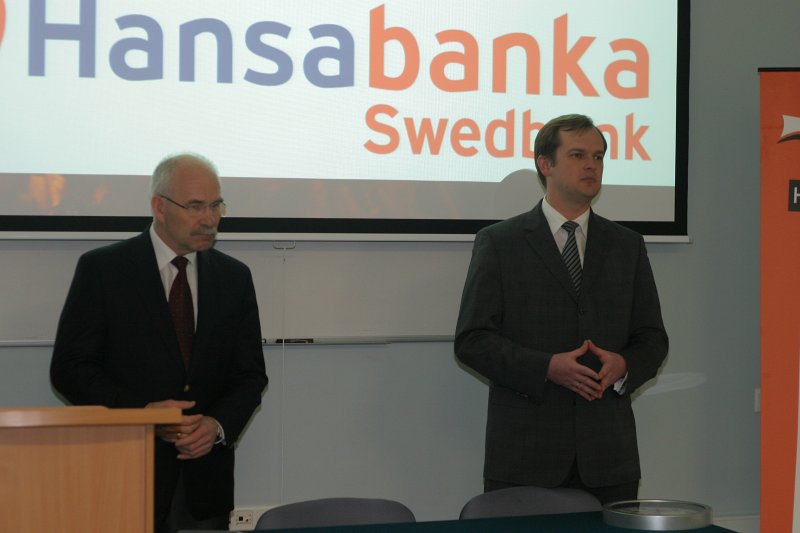 Hansabankas jauniešu programmas 'Open' vārdā nosauktās auditorijas svinīgā atklāšana. No kreisās: Ivars Lācis, LU rektors; Māris Avotiņš, AS 'Hansabanka' valdes priekšsēdētājs.