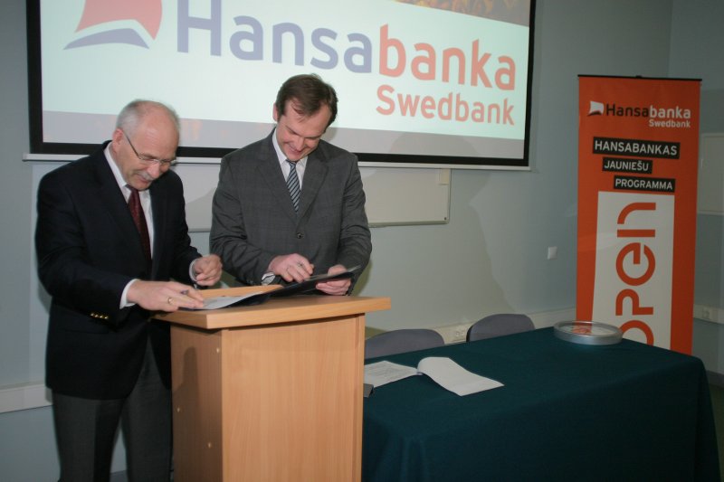 Hansabankas jauniešu programmas 'Open' vārdā nosauktās auditorijas svinīgā atklāšana. No kreisās: LU rektors Ivars Lācis un AS 'Hansabanka' valdes priekšsēdētājs Māris Avotiņš paraksta sadarbības līgumu starp LU un AS 'Hansabanka'.