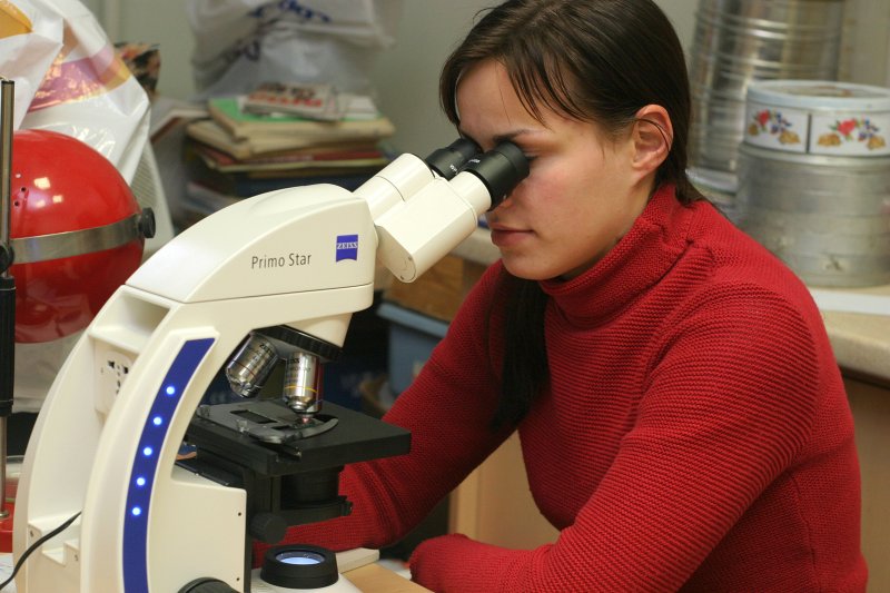 Putekšņu analīzes veikšana LU ĢZZF Kvartārvides laboratorijā ar bioloģisko gaismas mikroskopu. Ilze Gorovņeva, Ģeoloģijas maģistra studiju programmas 1.kursa studente.