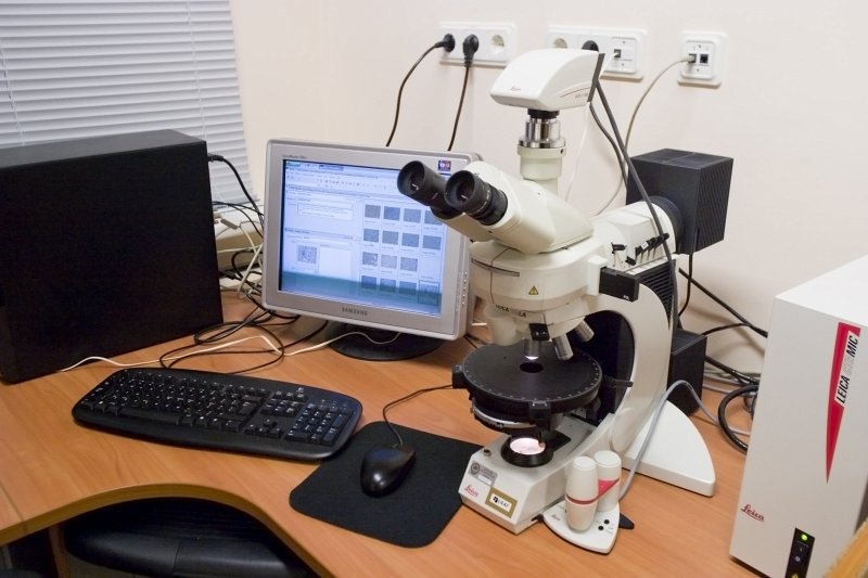 LU Ģeogrāfijas un Zemes zinātņu fakultātes Iežu pētījumu laboratorija. Mineroloģiskais polarizāzcijas mikroskops. null