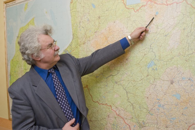 LU Ģeogrāfijas un Zemes zinātņu fakultātes lektors Jānis Kļaviņš mācot kartogrāfiskās gudrības. null