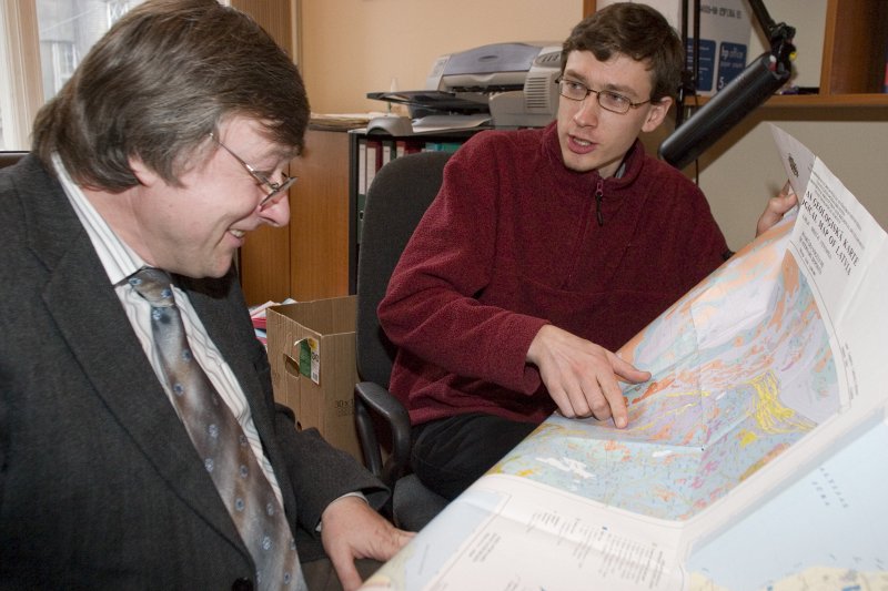 Līga Zelča. No kreisās: LU Ģeogrāfijas un Zemes zinātņu fakultātes profesors Vitālijs Zelčs un Ģeogrāfijas doktorantūras students Māris Nartišs ģeoloģisko karti pētot.