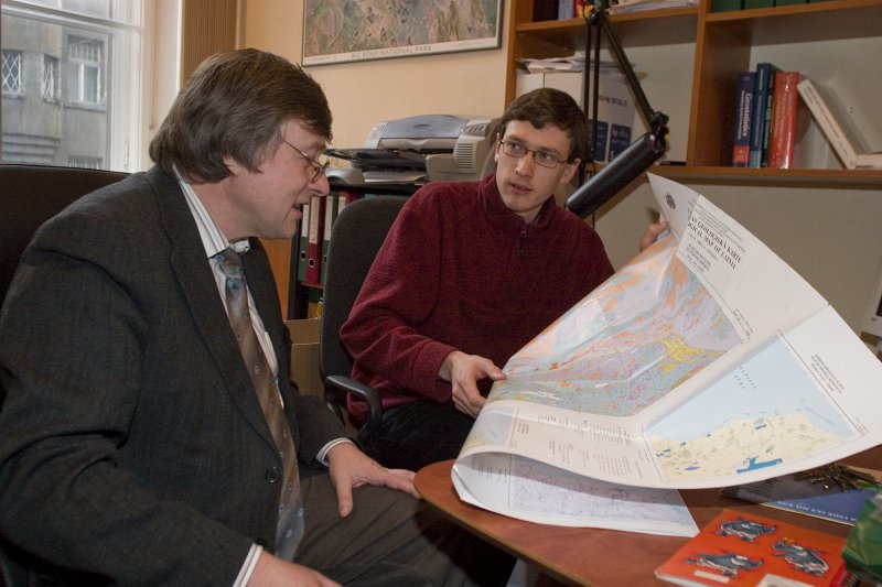 Līga Zelča. No kreisās: LU Ģeogrāfijas un Zemes zinātņu fakultātes profesors Vitālijs Zelčs un Ģeogrāfijas doktorantūras students Māris Nartišs ģeoloģisko karti pētot.
