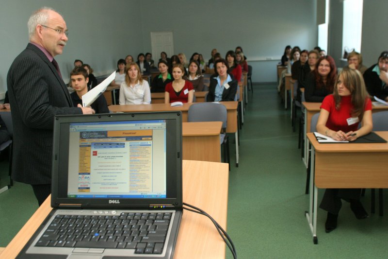 Karjeras iespēju diena 2007. LU Karjeras centra mājas lapas atklāšana. No kreisās: Ivars Lācis, LU rektors.