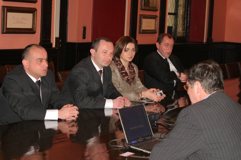 Akaki Tsereteli (აკაკი წერეთელი) Valsts Universitātes (Gruzija) delegācija tiekas ar LU vadības pārstāvjiem. null