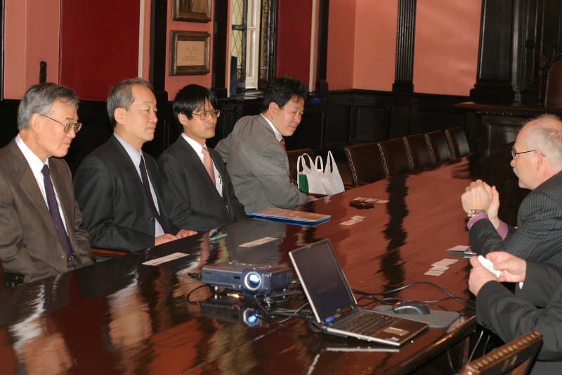Jamagatas Universitātes delegācijas no Japānas tikšanās ar rektoru Ivaru Lāci, mācību prorektoru Juri Krūmiņu un LU Ārlietu departamenta direktori Alīnu Gržibovsku. null