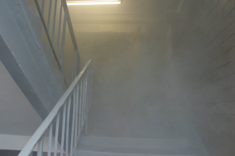 Ugunsdzēsības mācības LU dienesta viesnīcā Buļļu ielā 5. Ugunsgrēka izcelšanās imitēšana ar dūmu sveci.