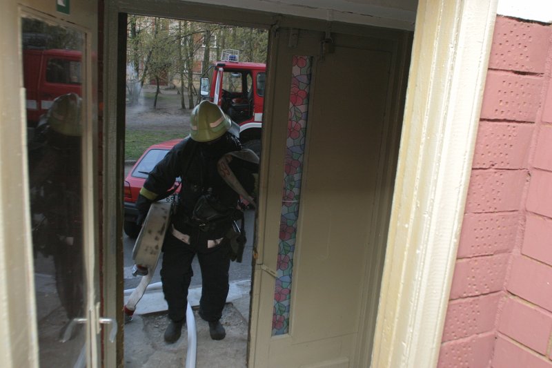 Ugunsdzēsības mācības LU dienesta viesnīcā Buļļu ielā 5. Ugunsdzēsējs dodas uz nosacīto ugunsgrēka vietu.