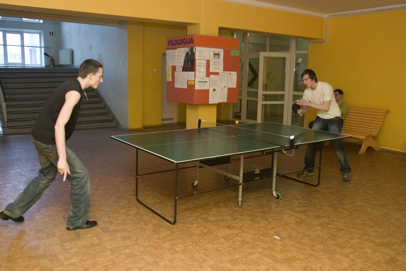 Studenti spēlē galda tenisu LU Filoloģijas fakultātes gaitenī. null