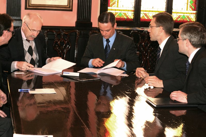 Līguma parakstīšana starp LU un IBM Latvia. null