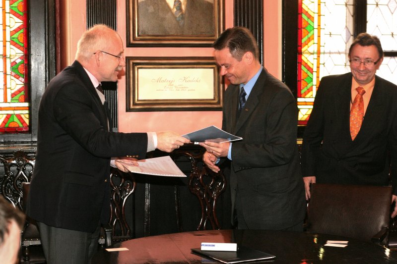 Līguma parakstīšana starp LU un IBM Latvia. null