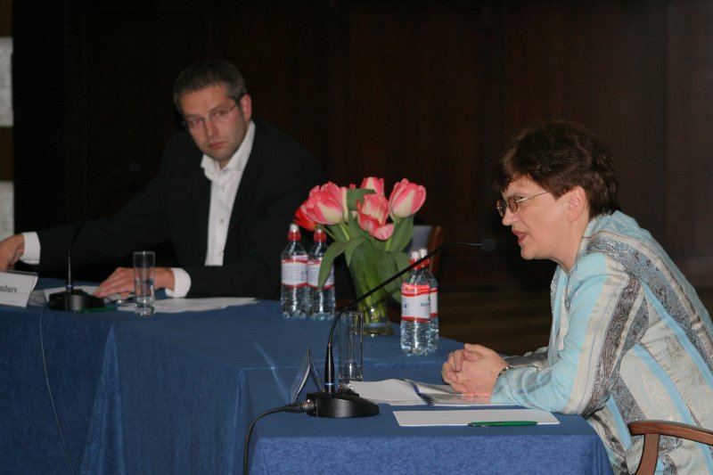 LU rektora amata kandidātu diskusija par universitātes nākotni. No labās: 
prof. Maija Kūle, rektora amata kandidāte; 
Jānis Domburs, žurnālists, diskusijas vadītājs.