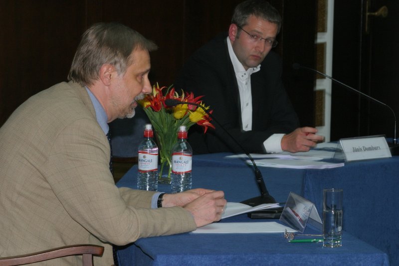 LU rektora amata kandidātu diskusija par universitātes nākotni. No kreisās:
prof. Mārcis Auziņš, rektora amata kandidāts; 
Jānis Domburs, žurnālists, diskusijas vadītājs.