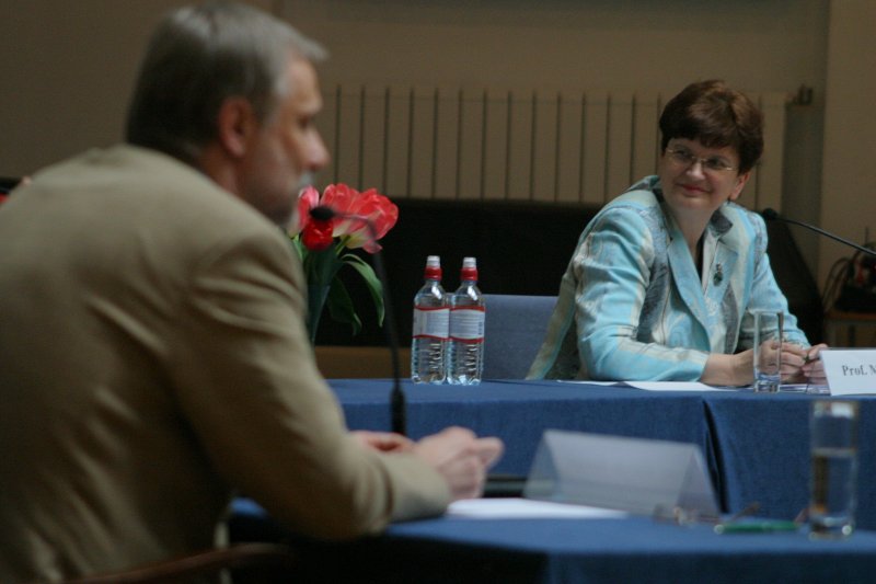 LU rektora amata kandidātu diskusija par universitātes nākotni. No kreisās:
prof. Mārcis Auziņš, rektora amata kandidāts; 
prof. Maija Kūle, rektora amata kandidāte.