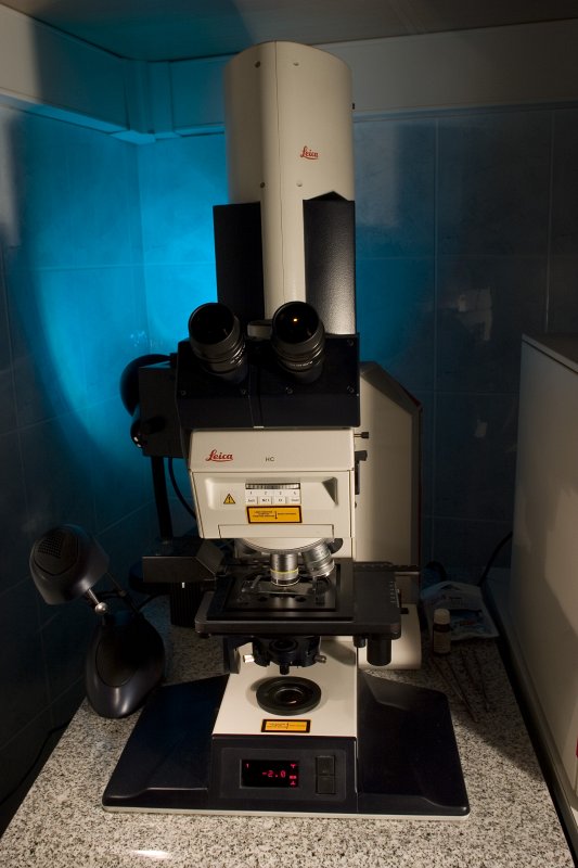 LU rektora amata kandidātu diskusija par universitātes nākotni. Mikroskops Leica DM RA-2 ar konfokālo lazerskenējošo sistēmu TCS-SL.