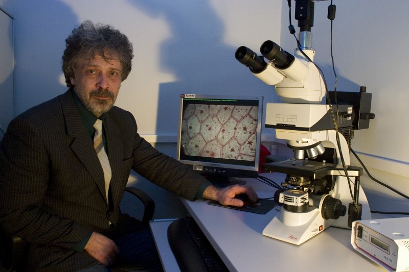 LU Bioloģijas fakultātes docents Tūrs Selga pie mikroskopa Leica DM 2000. null