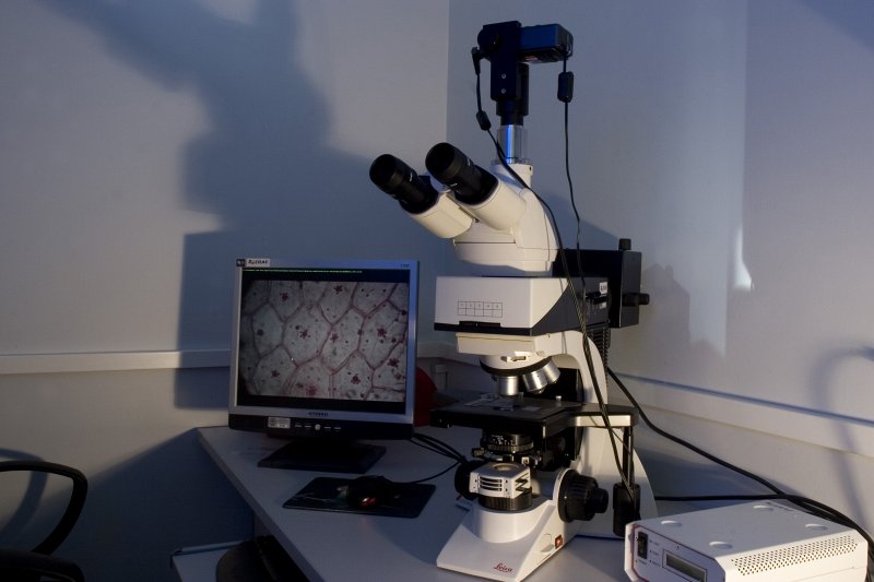 LU Bioloģijas fakultātes docents Tūrs Selga pie mikroskopa Leica DM 2000. Laboratorijā studentu un darbinieku zinātniskajam darbam, kā arī demonstrējumiem izmantojamais mikroskops Leica DM 2000.