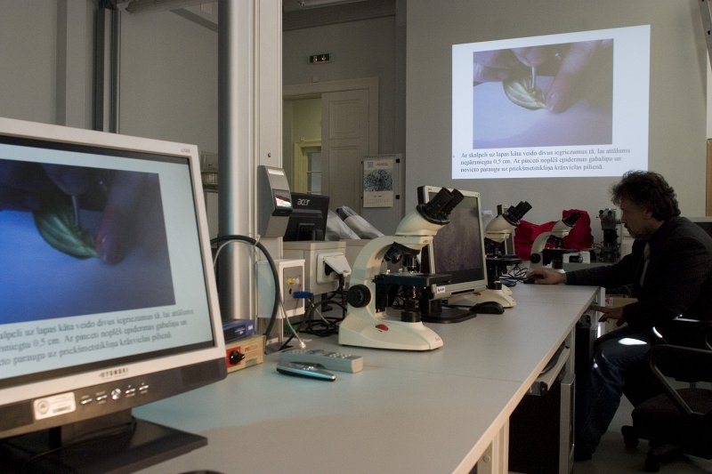 LU Bioloģijas fakultātes docents Tūrs Selga pie mikroskopa Leica DM 2000. null