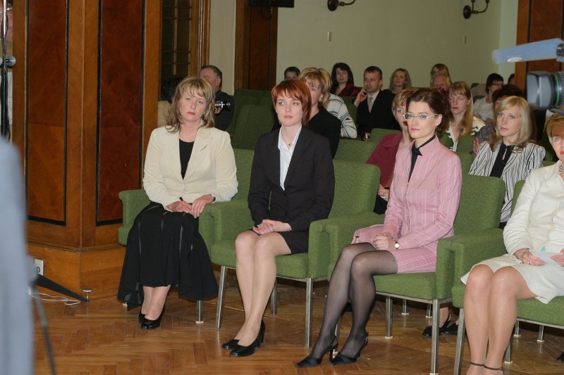 2007.gada L’Oréal Latvijas stipendijas 'Sievietēm Zinātnē' pasniegšanas ceremonija Latvijas Zinātņu akadēmijā. Stipendijas saņēmējas, no kreisās: 
Aiva Plotniece, Organiskās sintēzes institūta Membrānaktīvo savienojumu un β-diketonu laboratorijas vadošā pētniece, ķīmijas doktore;
Baiba Jansone, LU Medicīnas fakultātes Farmakoloģijas docētāju grupas lektore, medicīnas doktore; 
Līga Grīnberga, LU Cietvielu Fizikas institūta pētniecības asistente, fizikas doktorante.