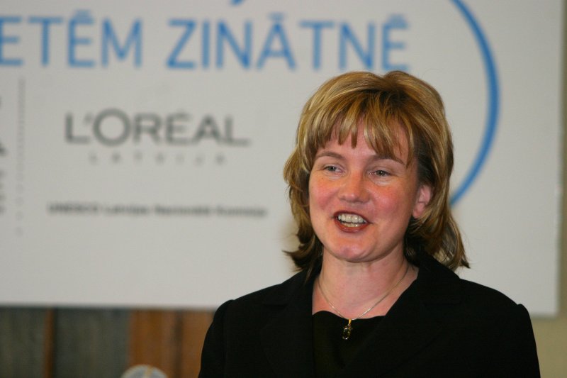 2007.gada L’Oréal Latvijas stipendijas 'Sievietēm Zinātnē' pasniegšanas ceremonija Latvijas Zinātņu akadēmijā. Stipendijas saņēmēja iepriekšējā gadā dr. pharm. Maija Dambrova.