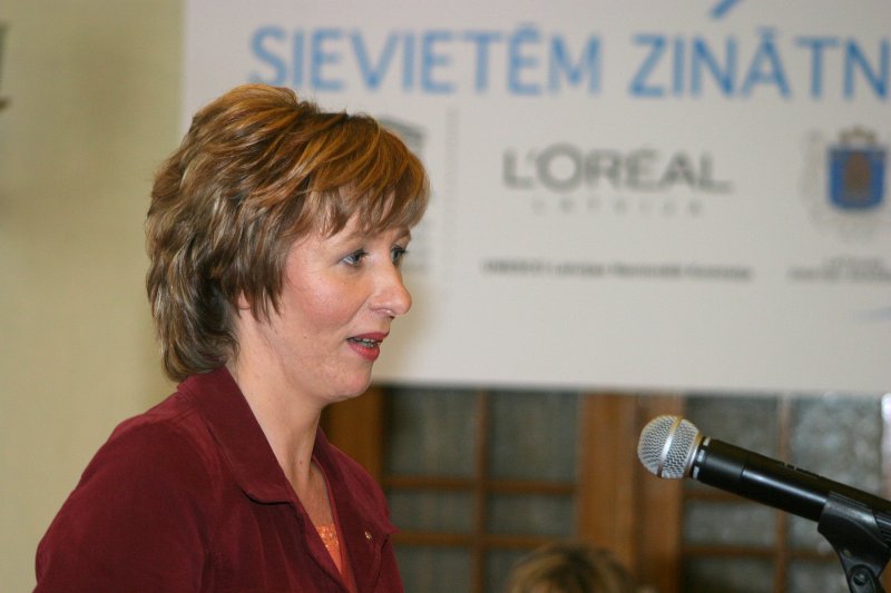2007.gada L’Oréal Latvijas stipendijas 'Sievietēm Zinātnē' pasniegšanas ceremonija Latvijas Zinātņu akadēmijā. Stipendijas saņēmēja iepriekšējā gadā dr. ķīm. Māra Plotniece.