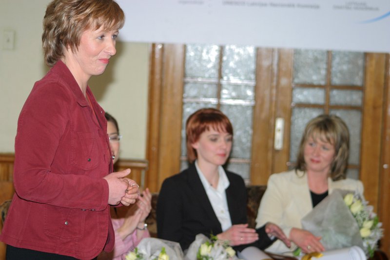 2007.gada L’Oréal Latvijas stipendijas 'Sievietēm Zinātnē' pasniegšanas ceremonija Latvijas Zinātņu akadēmijā. Pa kreisi - stipendijas saņēmēja iepriekšējā gadā dr. ķīm. Māra Plotniece.