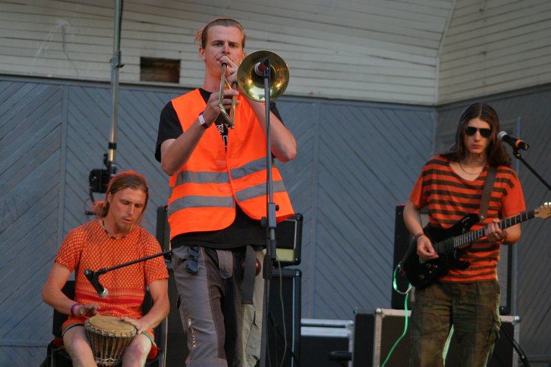 LU jauno mūzikas grupu konkurss Vērmanes dārzā. Grupa 'Oranžās Brīvdienas'.