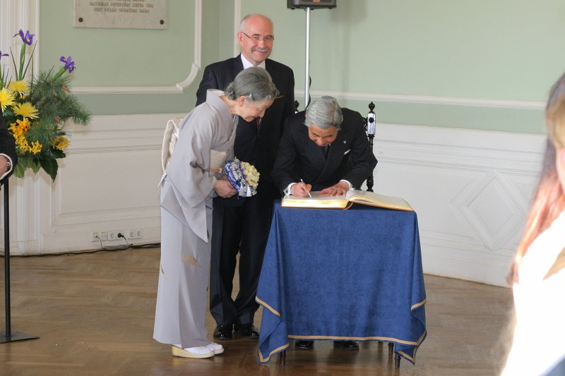 Latvijas Universitātē viesojas Japānas imperators Akihito un imperatore Mičiko (Michiko). null