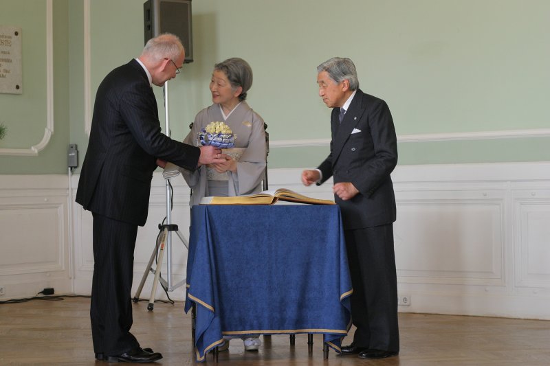 Latvijas Universitātē viesojas Japānas imperators Akihito un imperatore Mičiko (Michiko). null