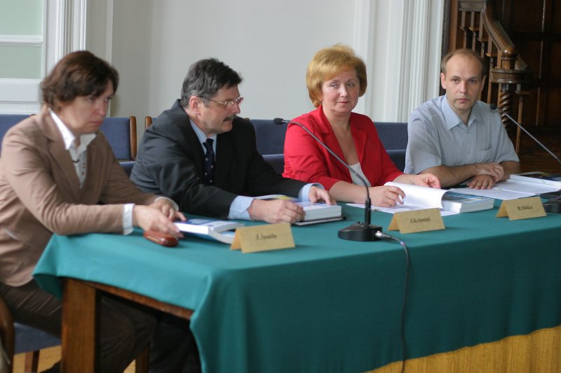 Labklājības ministrijas preses konference par izglītības jautājumiem. No kreisās: prof. Ērika Šumilo; LU mācību prorektors prof. Juris Krūmiņš; prof. Biruta Sloka; LR Labklājības ministrijas Darba departamenta Darba tirgus monitoringa nodaļas vadītājs Imants Lipskis.