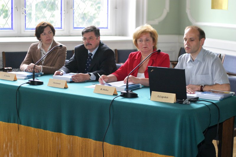 Labklājības ministrijas preses konference par izglītības jautājumiem. No kreisās: prof. Ērika Šumilo; LU mācību prorektors prof. Juris Krūmiņš; prof. Biruta Sloka; LR Labklājības ministrijas Darba departamenta Darba tirgus monitoringa nodaļas vadītājs Imants Lipskis.