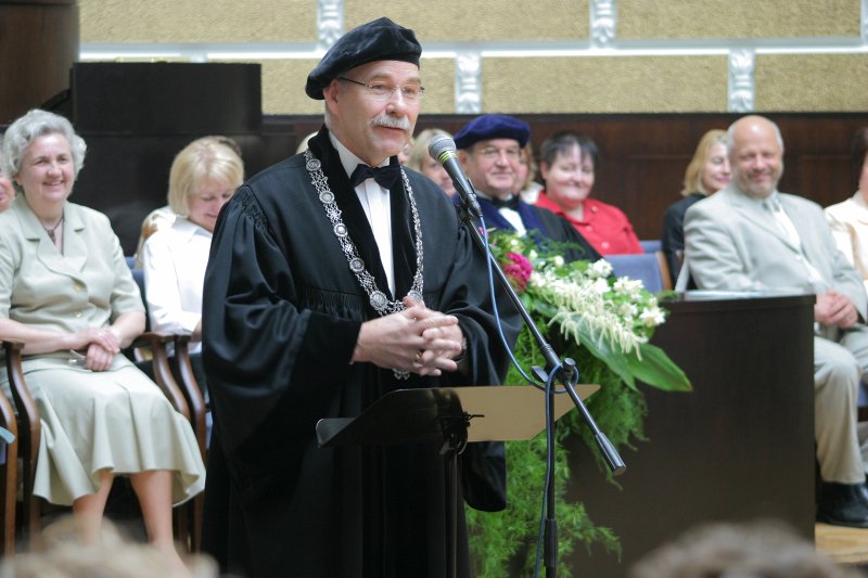 LU Pedagoģijas un psiholoģijas fakultātes absolventu izlaidums. LU rektors Ivars Lācis.