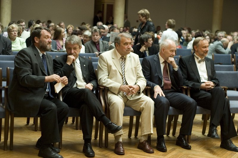 LU darbinieku ikgadējā sanāksme. No kreisās: LU Senāta priekšsēdētājs Juris Rozenvalds; LU kanclers Pāvels Fricbergs; LU direktors Atis Peičs; LU līdzšinējais rektors Ivars Lācis; LU rektors Mārcis Auziņš.
