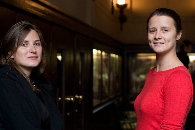 No kreisās: Hārvardas Juridiskās augstskolas (Harward Law School) tiesību zinātņu maģistre Anna Mihailova 

un Oksfordas Universitātes tiesību zinātņu maģistre Lāsma Liede. null