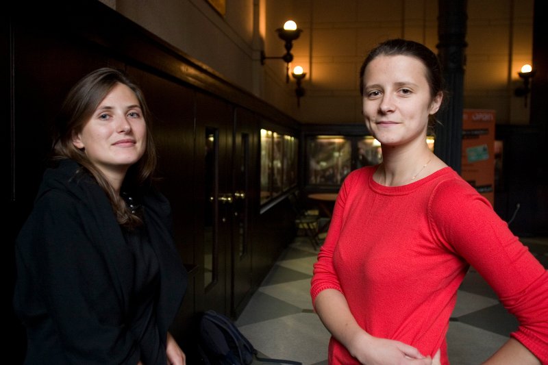 No kreisās: Hārvardas Juridiskās augstskolas (Harward Law School) tiesību zinātņu maģistre Anna Mihailova 

un Oksfordas Universitātes tiesību zinātņu maģistre Lāsma Liede. null