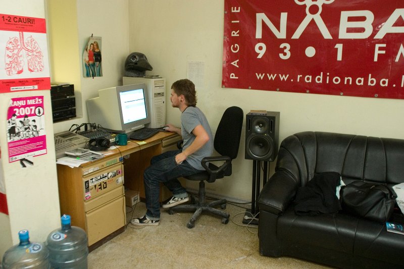 Latvijas Universitātes radio 'Naba' raidījuma 'Top 25' vadītājs Mārtiņš Vaters gatavojas pārraidei. null